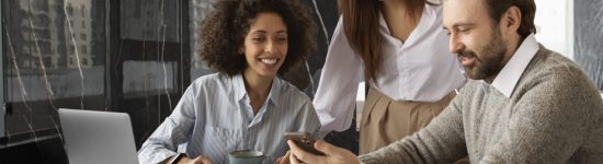 medium-shot-smiley-colleagues-job